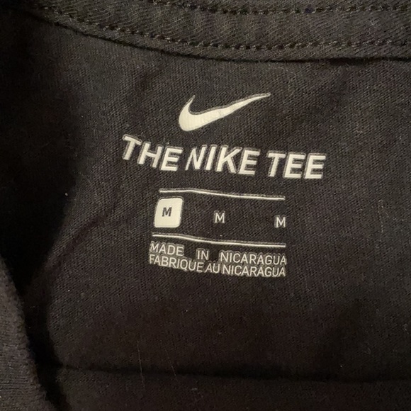 Donating soon! Open to offers!!! Men’s Nike size medium tee - Picture 2 of 3